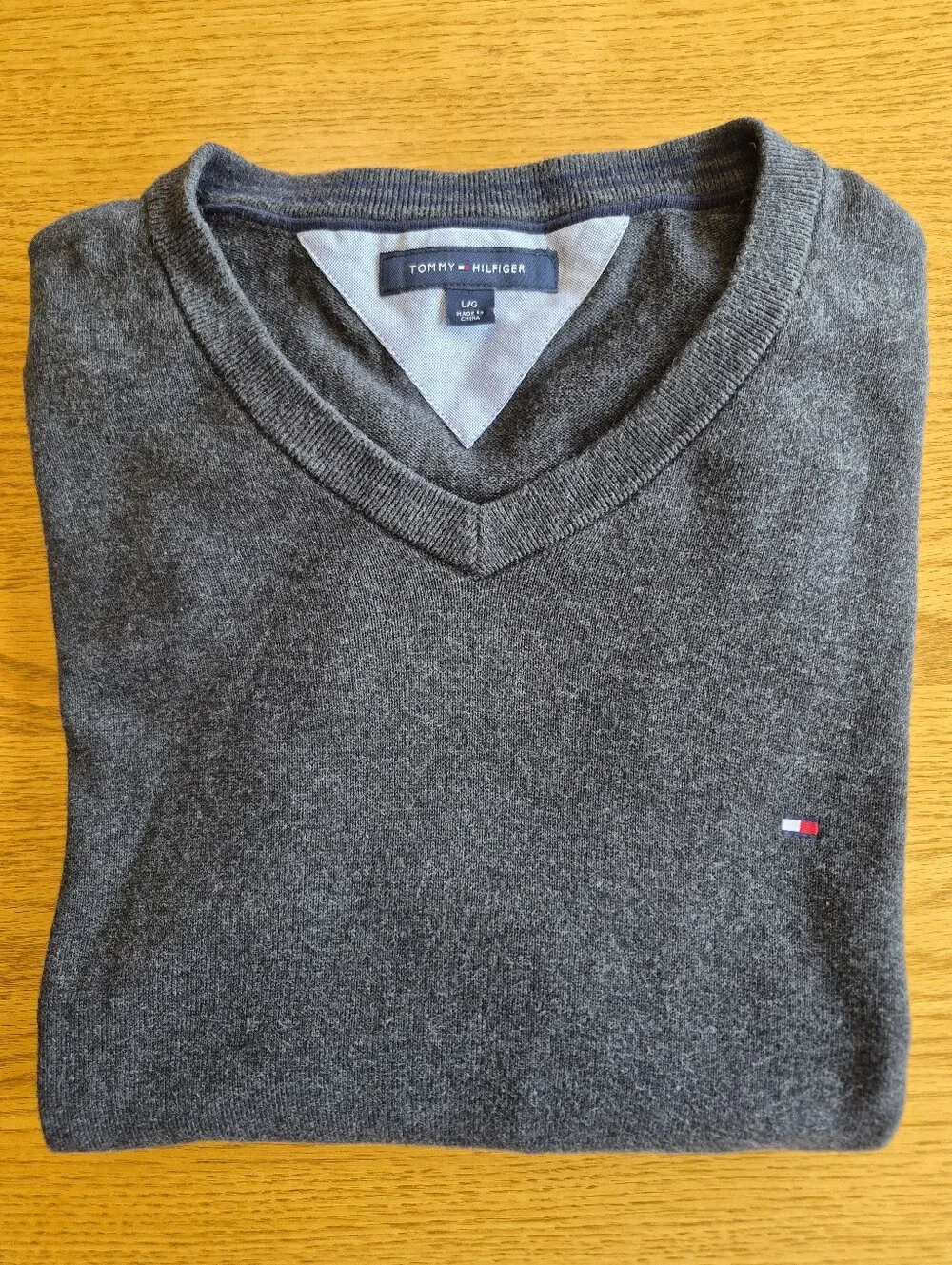 Tommy Hilfiger Men's Size Large Gray V-Neck Soft Pima Cotton Sweater Preppy Cozy
